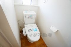 温水洗浄機付トイレです。節水機能もあるので、安心して使えますね。もちろん、1階2階の2ヶ所にトイレがあるので、忙しい朝にもゆとりができますね。