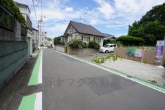 前面道路は広く、車同士がすれ違うスペースが十分にあります。落ち着いた住宅地内で快適な生活を実現してみませんか＾＾