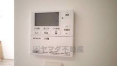 キッチン横からお湯張り、追い炊き、足し湯がボタン一つで楽々操作できる給湯機リモコンです。忙しい夕飯準備の時間帯に重宝しますね。