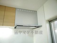 風量が弱・強と切替え可能なレンジフードが調理中の煙をしっかり吸い込みます。手元を照らすライト付きです。