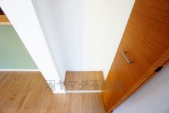 物が散らかりやすいリビングに収納スペースを確保。書類や雑貨をひとまとめにできまるため、お部屋をすっきりさせることが出来ます。