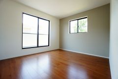同仕様写真。寛ぎの時間を紡ぎだす主寝室は、大型ベッドを置いても余裕の広さを確保しています。