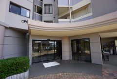 エントランスの自動ドアと出入り口に段差のないバリアフリー対応です。