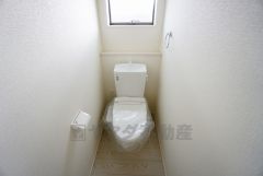 温水洗浄機付トイレです。節水機能もあるので、安心して使えますね。もちろん、1階2階の2ヶ所にトイレがあるので、忙しい朝にもゆとりができますね。