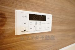 湯量・湯温の設定、そして保温までワンタッチのフルオートバス。便利な追い炊き機能付きです。