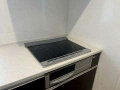 お手入れのしやすいIHクッキングヒーターです。3口コンロなので、効率よくお料理が楽しめます。毎日のお料理も楽しくなりますね＾＾
