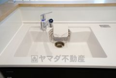 広々とした凸型シンクに洗剤ポケットを標準装備。大きなお鍋など洗いやすいです。