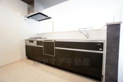 対面式カウンターキッチンからはお子様の様子が見守れます。ダイニングへの配膳や調理の時便利なカウンター付き。