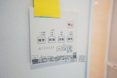 雨の日の洗濯も安心できる浴室暖房乾燥機付き浴室。リモコンで操作もボタン1つで簡単。