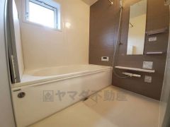 1日の疲れを癒すくつろぎのバスルーム。足を伸ばしてもゆったりと入れるサイズです。お子様と一緒にお風呂に入っても狭くないですね^^