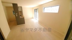 大きな窓のあるリビングは、陽光あふれる明るい空間です。居心地良く、ご家族皆がゆったり寛げる憩いの空間となりそうです。