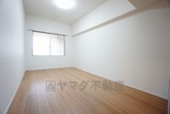木目調のシンプルデザインで落ち着きと安らぎの空間に仕上げています。各部屋に収納が完備されているので、お荷物が増えても安心の設計です。