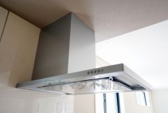 調理により発生する油煙や臭いを吸い込み、屋外へ排気してくれます。