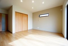 リビングにアクセントクロスを取り入れているので、空間にメリハリが生まれ、インテリア全体の印象が引き締まります＾＾