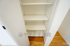 まとめ買いしてもこの収納量なら心配要らずのパントリー。調理家電や食品のストックをすっきりまとめられ、キッチン周りを広々使えます。