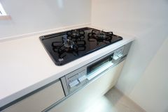 同時にたくさんの料理が調理できる3口コンロ。長時間熱を通しておきたい煮込み料理を作りながら、炒め物など同時進行で進められます。
