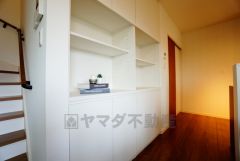 物が散らかりやすいリビングに収納スペースを確保。書類や雑貨をひとまとめにできまるため、お部屋をすっきりさせることが出来ます。