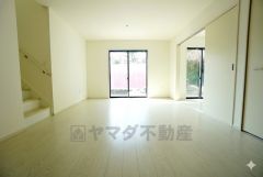 大きな掃き出し窓のあるリビングは、陽光あふれる明るい空間です。ゆったりと寛げる憩いの場となりそうです。