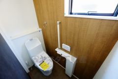 同仕様写真。温水洗浄機付トイレです。節水機能もあるので、安心して使えますね。もちろん、1階2階の2ヶ所にトイレがあるので、忙しい朝にもゆとりができますね。