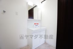 三面鏡つき洗面台。鏡裏にたっぷりとした収納スペースがあります。鏡を閉めてしまえば小物は見えないため、スッキリとした印象の洗面台にできます。