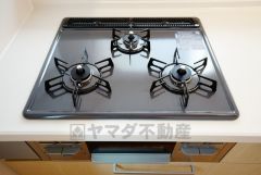 同時にたくさんの料理が調理できる3口コンロ。長時間熱を通しておきたい煮込み料理を作りながら、炒め物など同時進行で進められます。