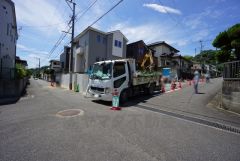 前面道路は広く、車同士がすれ違うスペースが十分にあります。落ち着いた住宅地内で快適な生活を実現してみませんか＾＾