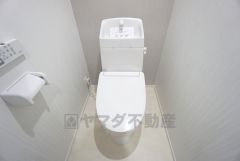 温水洗浄機付トイレです。壁リモコンタイプのウォシュレット付き。すっきりした見た目で、トイレ奥の掃除もしやすいです。