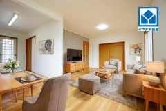 写真はイメージです。大きな窓のあるリビングは、陽光あふれる明るい空間です。居心地良く、ご家族皆がゆったり寛げる憩いの空間となりそうです。