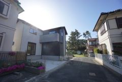 前面道路。北東側約5.0ｍ公道。車による騒音や排気ガスの影響が少なく、通行人の視線なども気にならない、閑静な住宅街です＾＾