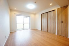 大きな窓のあるリビングは、陽光あふれる明るい空間です。居心地良く、ご家族皆がゆったりくつろげる憩いの空間となりそうです。