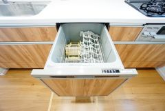 時間を大幅に短縮できる食器洗浄乾燥機付きキッチンです＾＾冬場の洗い物で手荒れの悩みもなくなります。