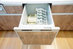 食事の後の手間を解消する食器洗い乾燥機付。冬場の洗い物で手荒れの悩みもなくなります。手洗いよりも節約できて便利。