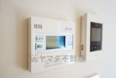 キッチン横からお湯張り、追い炊き、足し湯がボタン一つで楽々操作できる給湯機リモコンです。忙しい夕飯準備の時間帯に重宝しますね。