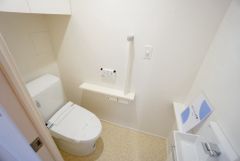 壁リモコンタイプのウォシュレット付き。すっきりした見た目で、トイレ奥の掃除もしやすいです。上部には収納棚が付いています＾＾