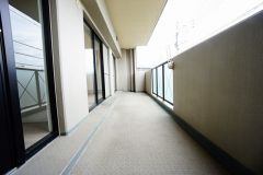 南側に面したバルコニーは日当たり良好です。お洗濯物も気持ちよく干せそうです。日光浴をしたり、星を眺めたりも良いですね^^
