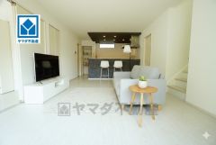 家族が集まる開放的なリビング。思い思いの時間を過ごしたり食事をしたり、素敵な団らんの場になりますね。家具はCGによるイメージ画像です。