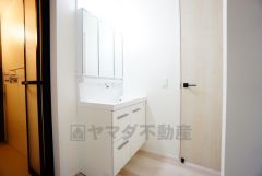 鏡の後ろはたっぷりの収納スペースを確保。歯みがきセットや化粧品などいつでもスッキと片付けることができます。