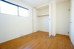 暖かい日差しが差し込む洋室。たっぷり収納できるクローゼット付きでお部屋の中をすっきりと快適に保てます。