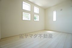 2面採光を確保した明るい室内は、風通しも良く、大変居心地の良い空間となっております。爽やかな風を感じて起きる朝は、快適生活の始まりに。