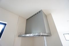 お手入れが簡単なスリム型レンジフードです。調理により発生する油煙や臭いを吸い込み、屋外へ排気してくれます。