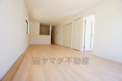 リビングは広々とした設計で、家族が集い、寛ぐ暮らしの空間を演出しています。思い思いの時間を過ごしたり、家族みんなで食事をしたり、素敵な団らんの場になりますね。