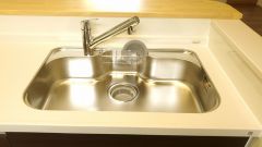 広々としたステンレスシンクには、洗剤やスポンジを収納出来るラック付き。広さも確保しているので、大きなお鍋も洗いやすいです。