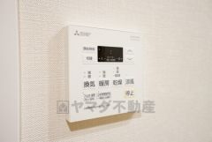 浴室暖房乾燥機付き。天候に左右されず、いつでも好きなときに洗濯物を干せるので、仕事や家事で忙しい方に重宝します。