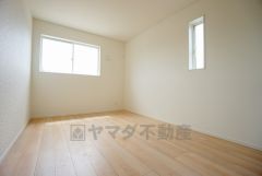 温かい光の差し込むゆとりのある居室をぜひ現地にてご確認くださいませ。
