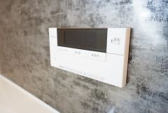 湯量・湯温の設定、そして保温までワンタッチのフルオートバス。便利な追い炊き機能付きです。