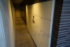 不在時でも荷物が受け取れる宅配ボックス完備。共働きの家庭や外出の多い方に便利。お子様の留守番中も安心ですね＾＾