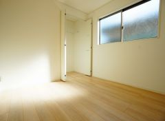同仕様写真。陽当たり、風通し良好な大変居心地の良い空間となっております。日当たりがよく、子供部屋としての利用もおすすめ。