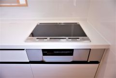 同仕様写真。IHクッキングヒーターは火を使わないため、火災の発生リスクを抑えることが出来ます。汚れてもサッとふけてお掃除らくらく＾＾