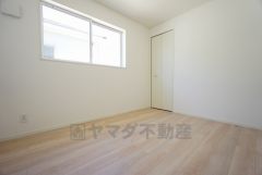 同仕様写真。暖かい日差しが差し込む洋室。たっぷり収納できるクローゼット付きでお部屋の中をすっきりと快適に保てます。