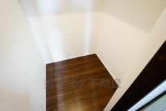 季節物の衣類もスッキリ収納できるウォークインクローゼット。クローゼット内で洋服のコーディネートから着替えまで中で出来るので、部屋が散らかりにくいです。